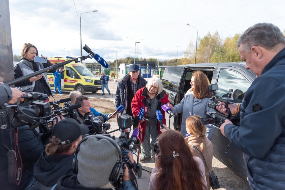 Выдворенную из Латвии 75-летнюю поэтессу с мужем встретили в Псковской области
