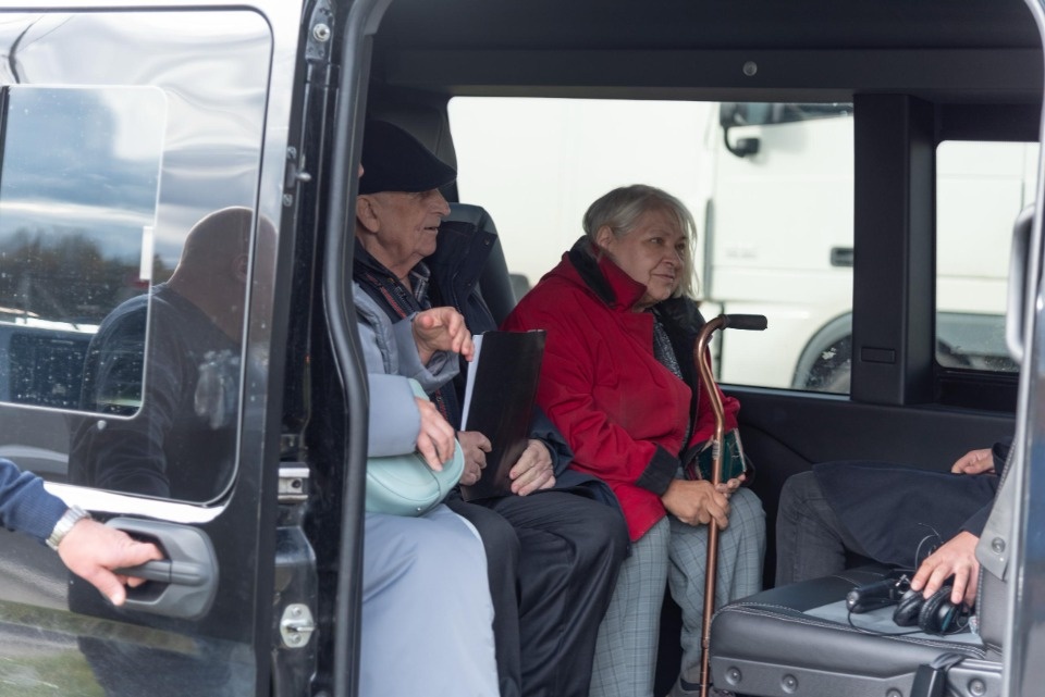 Выдворенную из Латвии 75-летнюю поэтессу с мужем встретили в Псковской области