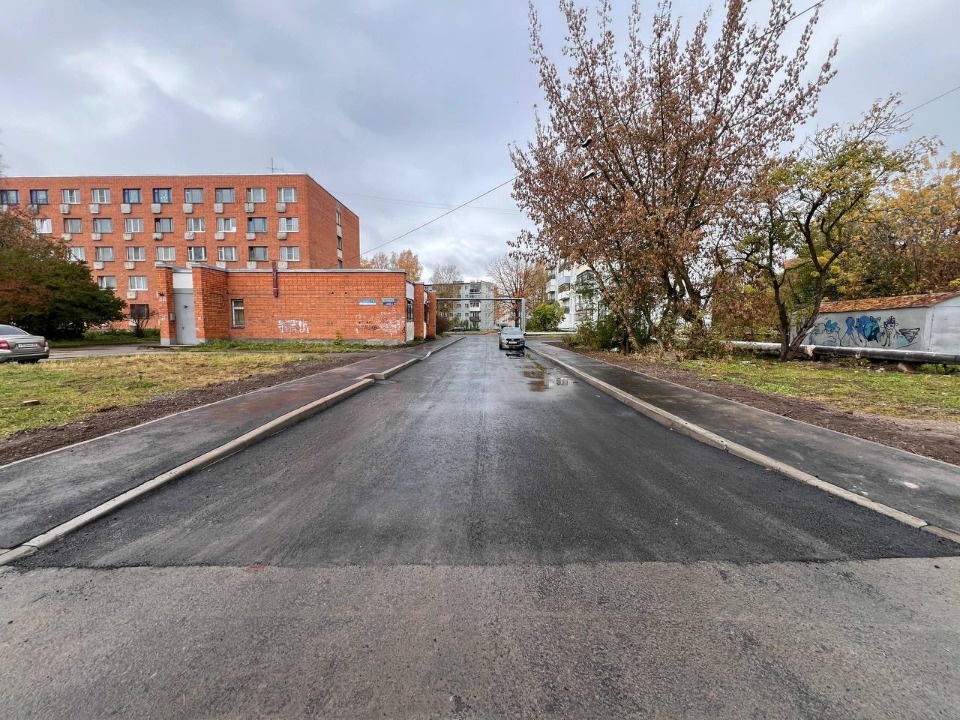 На участке улицы Солнечной в Пскове уложили новый асфальт На участке улицы Солнечной в Пскове уложили новый асфальт