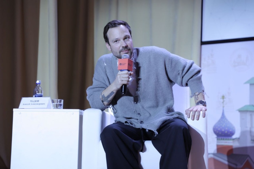 Актер Алексей Чадов встретился с молодежью из России и Белоруссии в Печорах