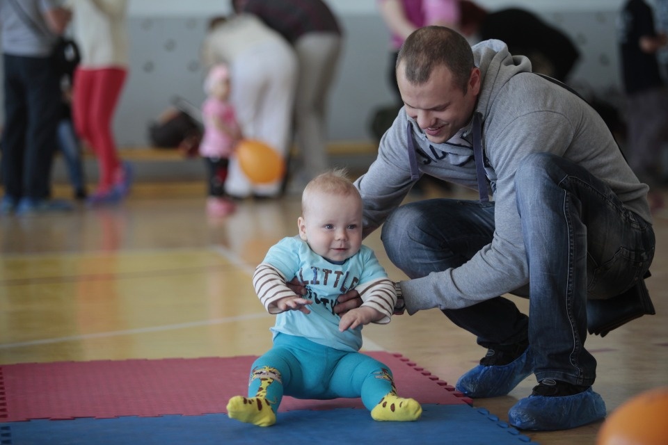 Почти 200 отцов в Псковской области получают пособие по уходу за ребенком