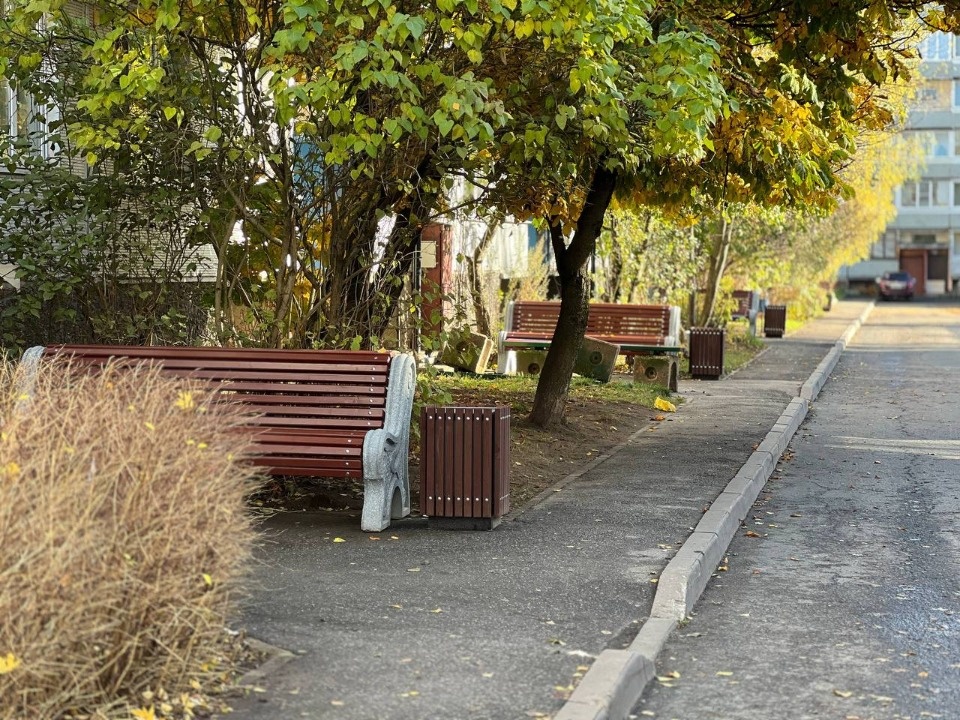 Новые скамейки установили у дома на улице Алехина в Пскове по проекту ТОС