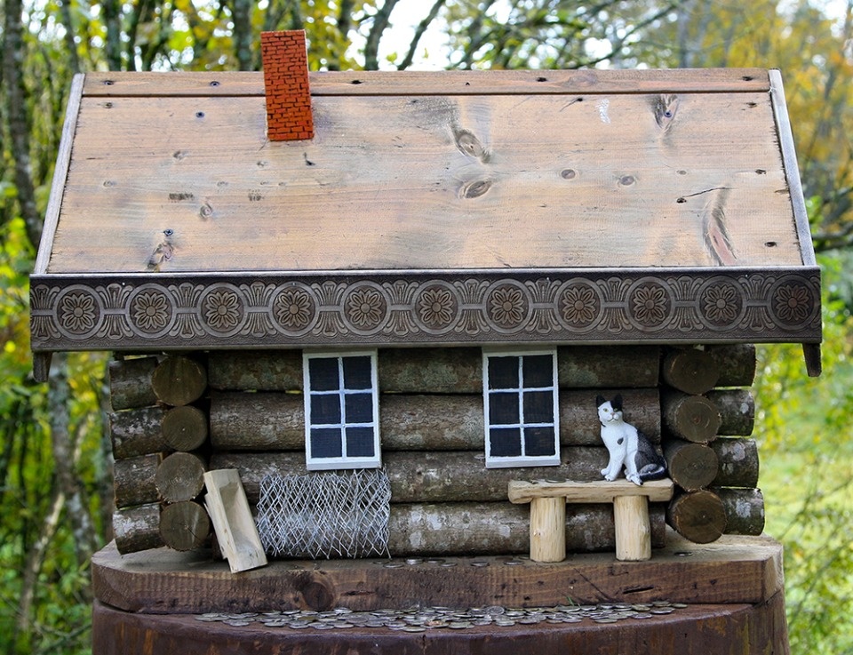 Новый миниатюрный домик появился в парке музея-заповедника «Михайловское»