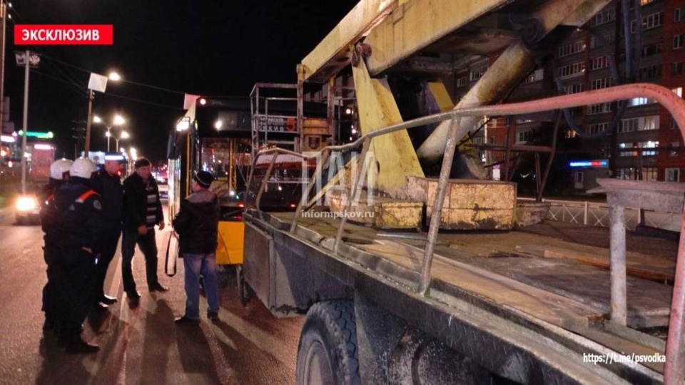 Маршрутный автобус и автовышка столкнулись на Завеличье в Пскове