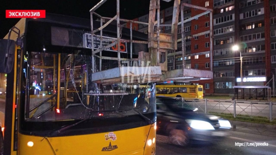 Маршрутный автобус и автовышка столкнулись на Завеличье в Пскове