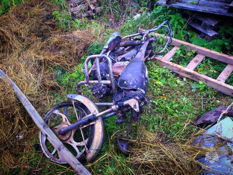 Сено загорелось из-за вспышки от глушителя в великолукской деревне