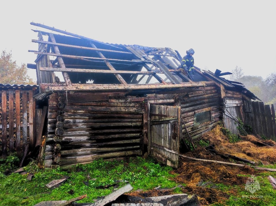 Сено загорелось из-за вспышки от глушителя в великолукской деревне