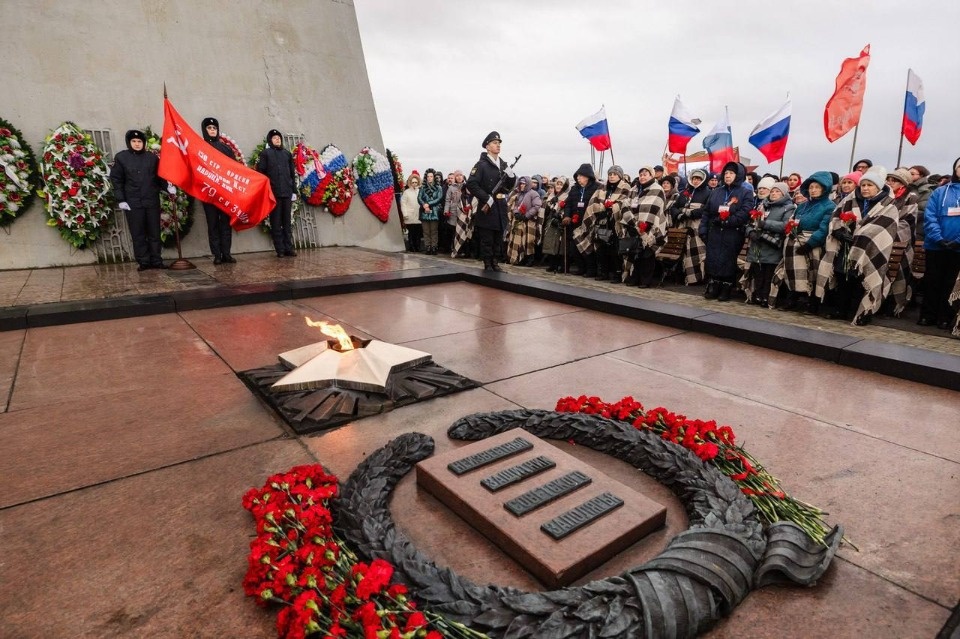 Мурманск передал Псковской области копию водруженного на Рейхстаге знамени Победы