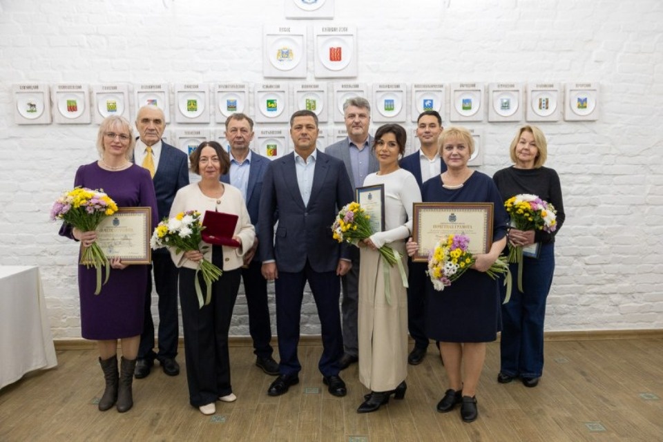 Губернатор Михаил Ведерников вручил награды журналистам Псковской области