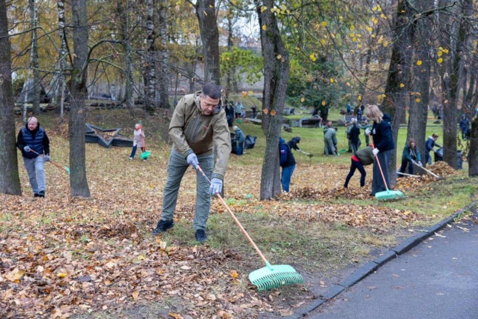 На субботнике в Ботаническом саду Пскова собрали 150 кубометров мусора и листьев На субботнике в Ботаническом саду Пскова собрали 150 кубометров мусора и листьев