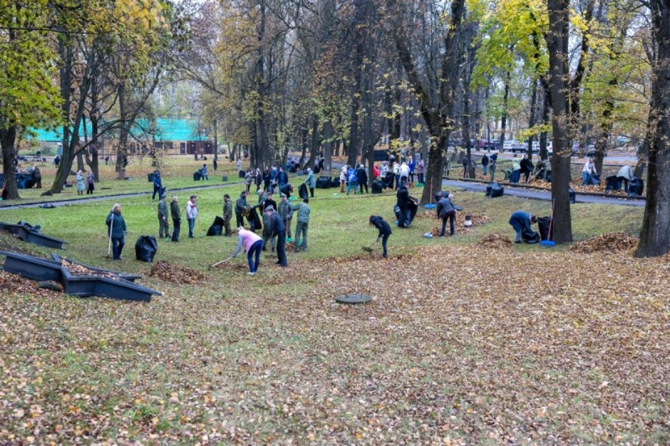 На субботнике в Ботаническом саду Пскова собрали 150 кубометров мусора и листьев На субботнике в Ботаническом саду Пскова собрали 150 кубометров мусора и листьев