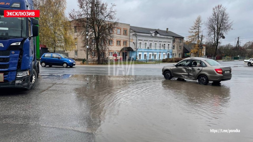 Ребенок пострадал в результате столкновения грузовика и легковой машины в Острове Ребенок пострадал в результате столкновения грузовика и легковой машины в Острове