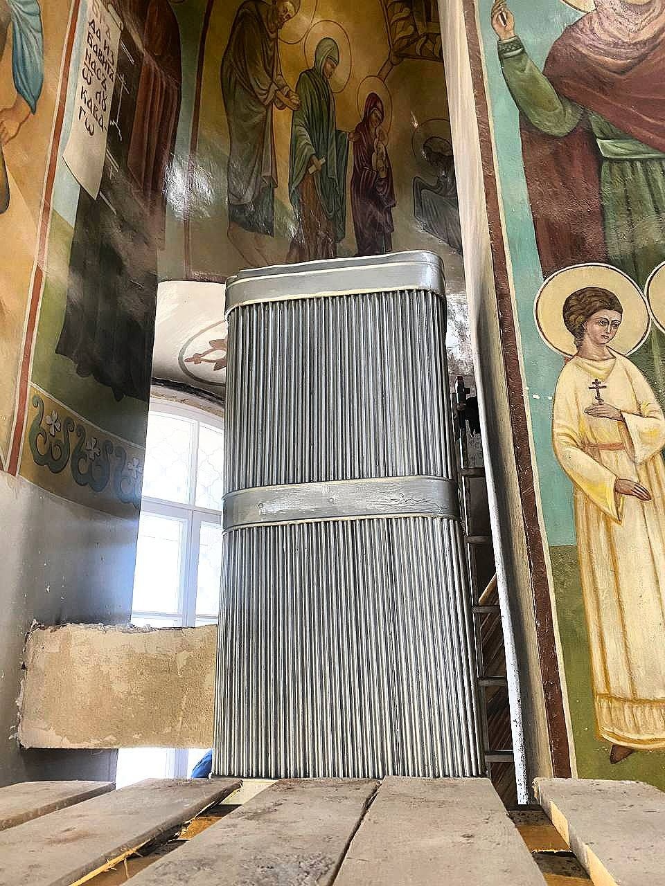 Старинную металлическую печь сохранили в церкви в Печорах Старинную металлическую печь сохранили в церкви в Печорах