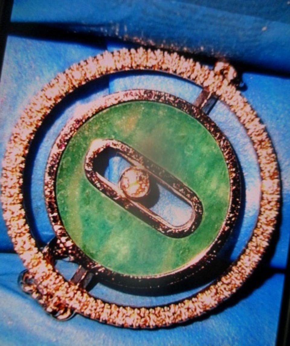 Ввоз золотых украшений с бриллиантами пересекли псковские таможенники