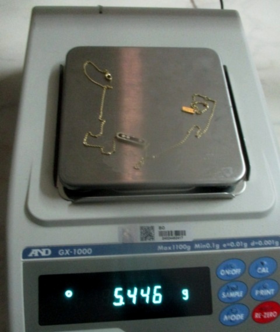 Ввоз золотых украшений с бриллиантами пересекли псковские таможенники