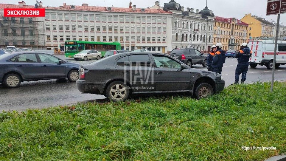 Таксист умер за рулем автомобиля на улице Советской в Пскове Таксист умер за рулем автомобиля на улице Советской в Пскове