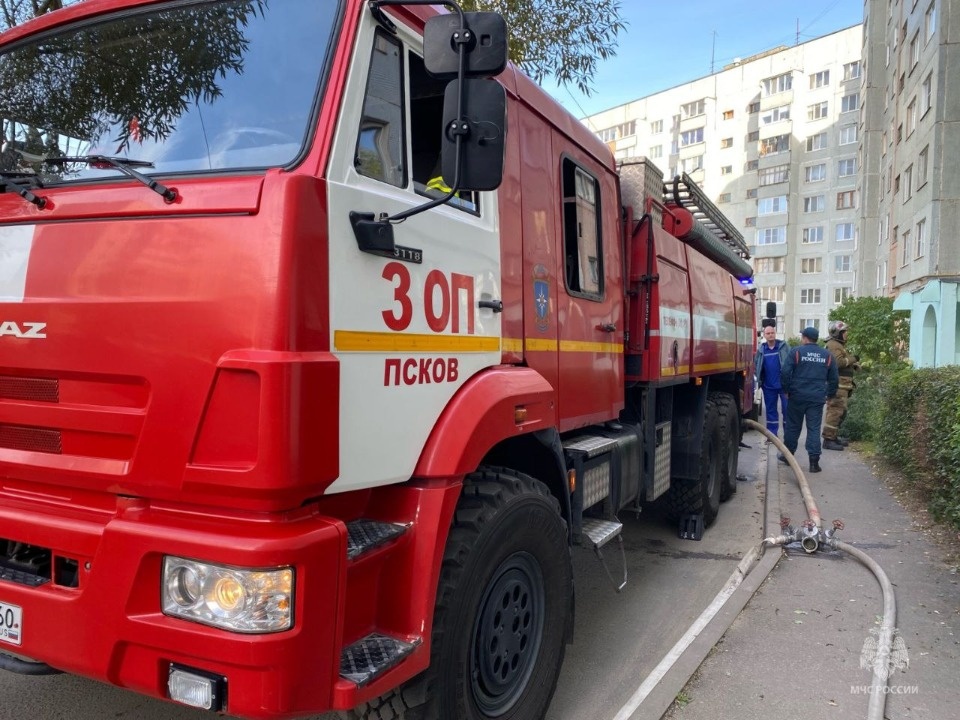 КАМАЗ горел на улице Хоботова в Псковском районе КАМАЗ горел на улице Хоботова в Псковском районе