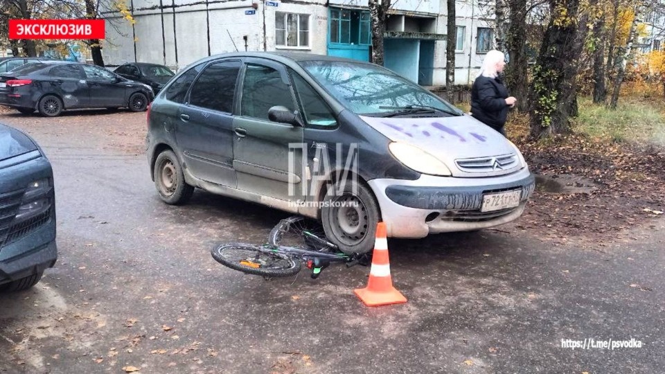 Восьмилетнего велосипедиста доставили в больницу после наезда автомобиля в Великих Луках