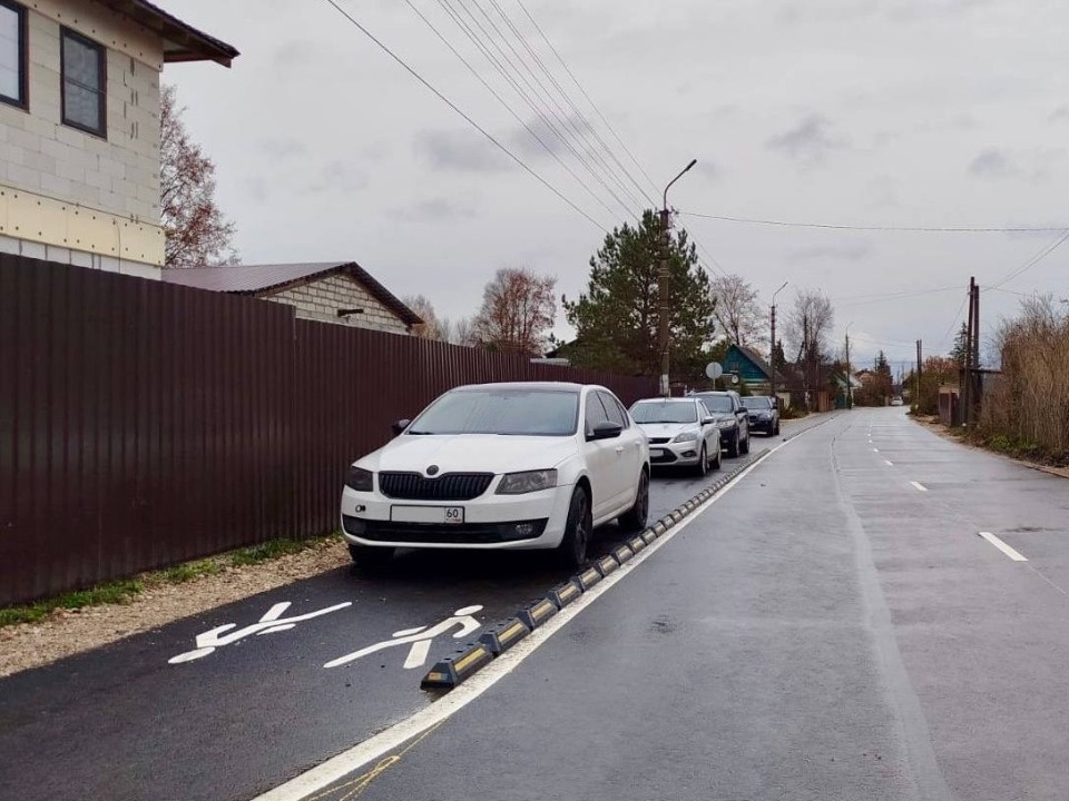 Делиниаторы продолжают устанавливать в микрорайоне «Шабаны» в Пскове