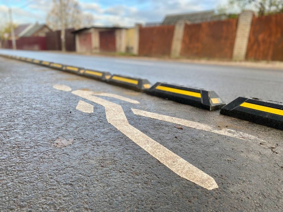 Делиниаторы продолжают устанавливать в микрорайоне «Шабаны» в Пскове