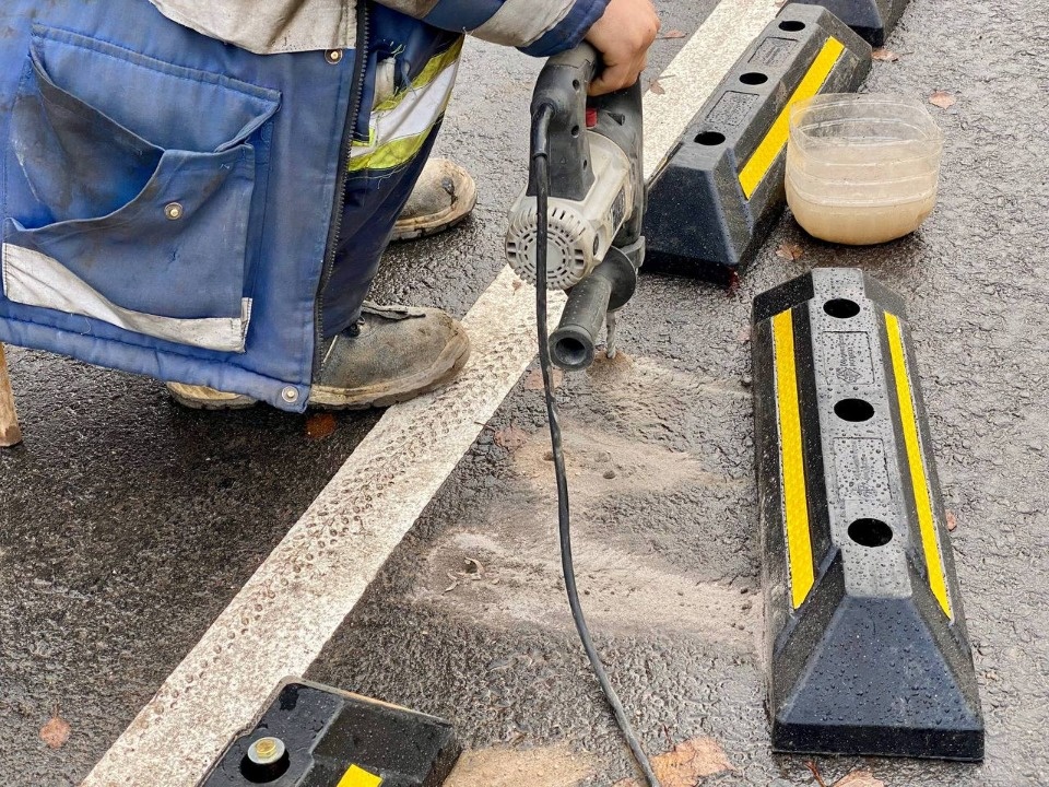 Делиниаторы продолжают устанавливать в микрорайоне «Шабаны» в Пскове