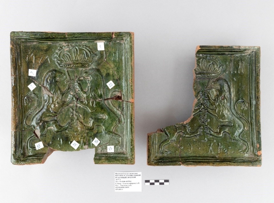 Фрагмент печного зеленополивного изразца восстановили псковские реставраторы