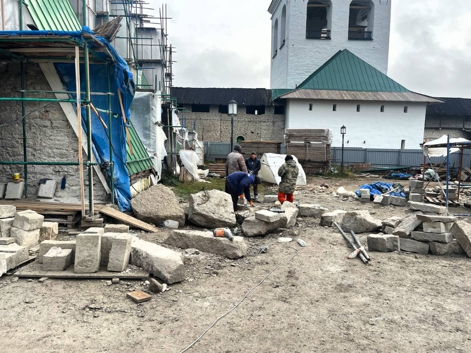 Вычинку фасадов Троицкого собора в Пскове завершат к лету 2026 года