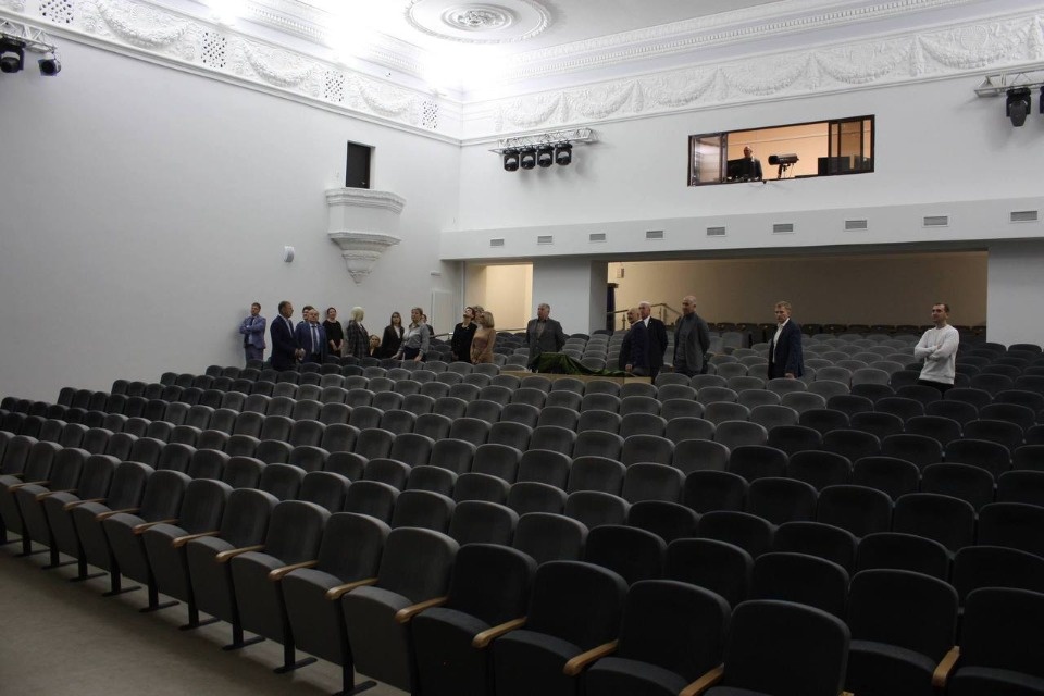 Об изюминке обновленного концертного зала ГКЦ Пскова рассказал Борис Елкин
