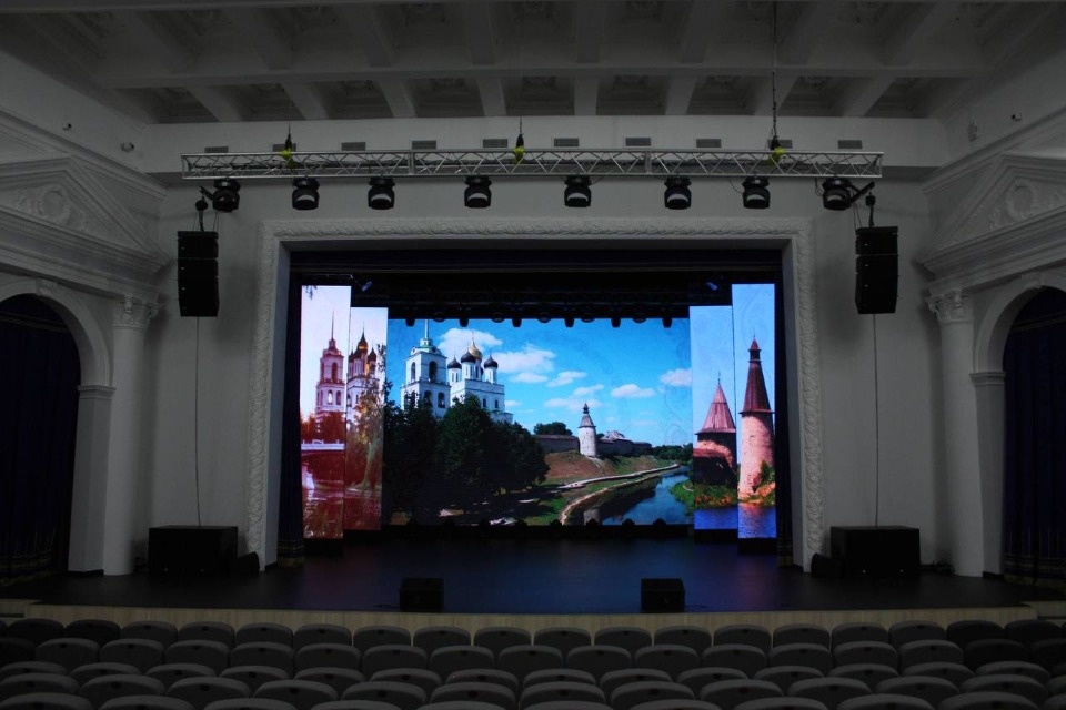 Об изюминке обновленного концертного зала ГКЦ Пскова рассказал Борис Елкин