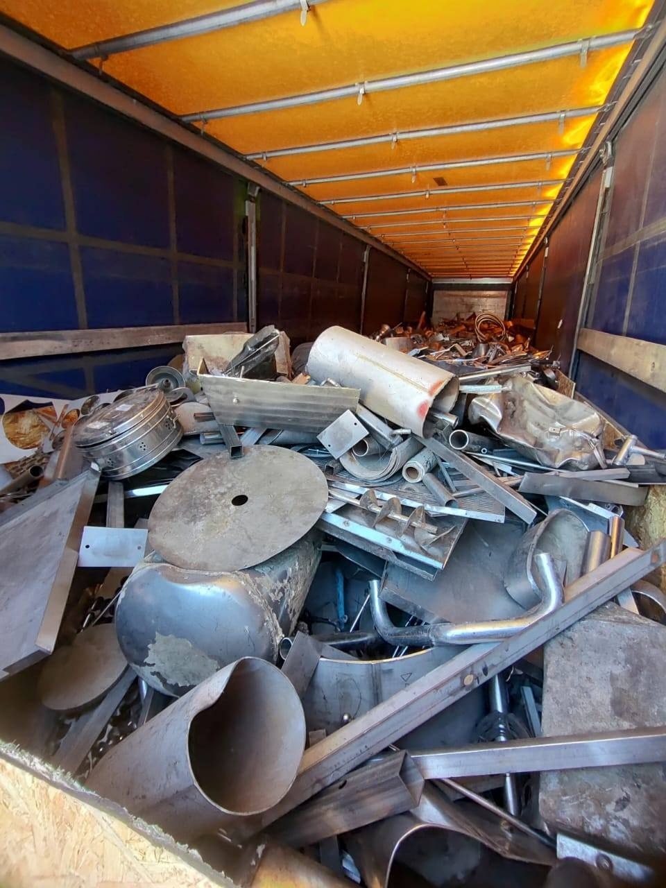 Иностранца оштрафовали за попытку вывоза лома из Псковской области в Латвию Иностранца оштрафовали за попытку вывоза лома из Псковской области в Латвию