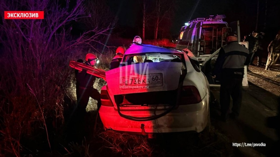 Пострадавшего в аварии в Великолукском районе водителя из машины деблокировали спасатели Пострадавшего в аварии в Великолукском районе водителя из машины деблокировали спасатели