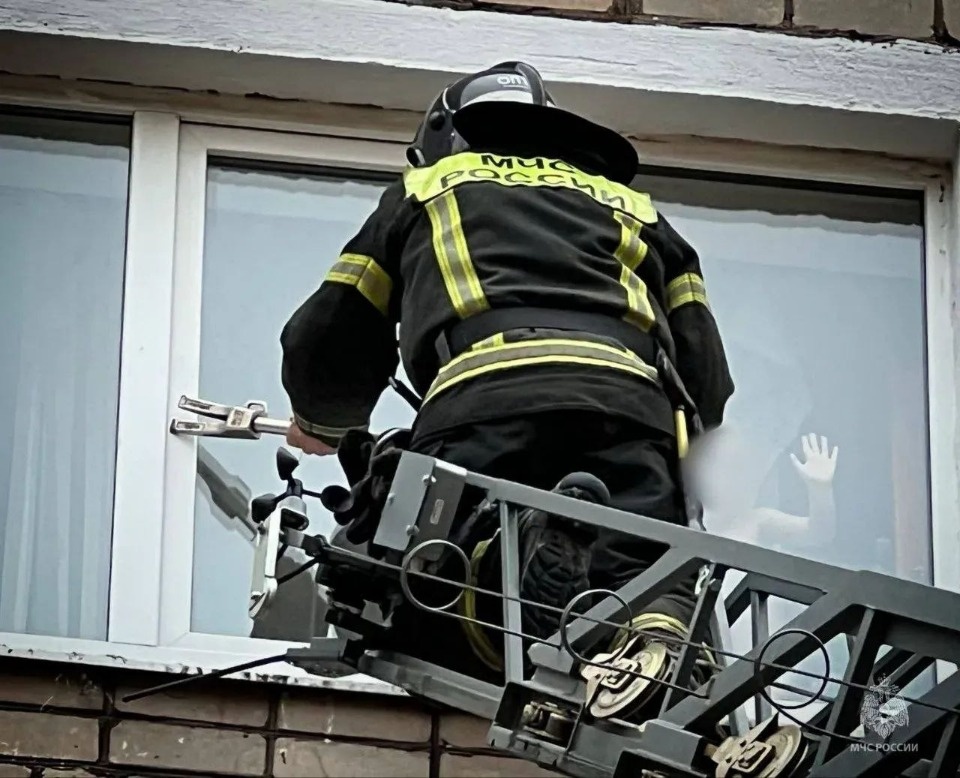 Трехлетнего мальчика, запертого в квартире в Пскове, спасли сотрудники МЧС