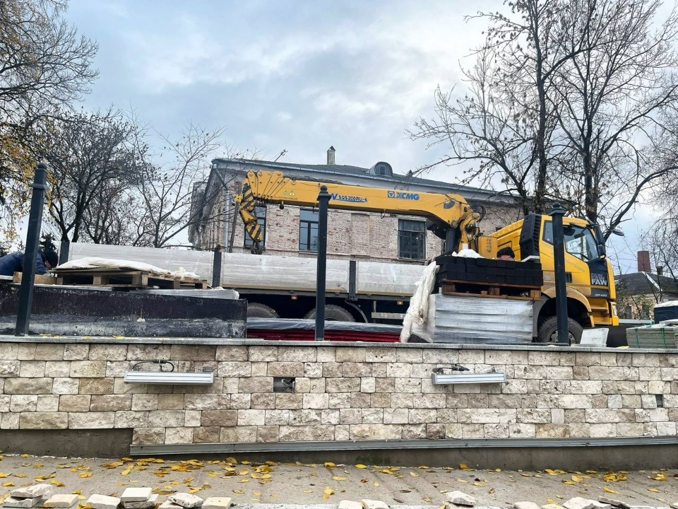 В храме Николы со Усохи в Пскове монтируют архитектурную подсветку