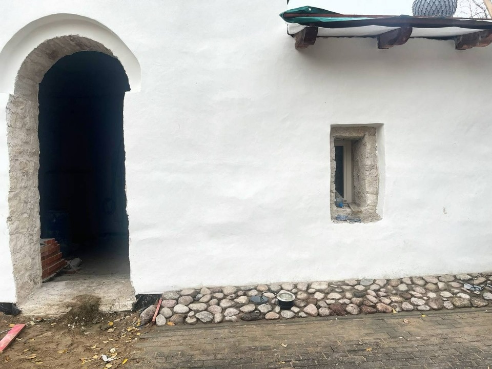 В храме Николы со Усохи в Пскове монтируют архитектурную подсветку