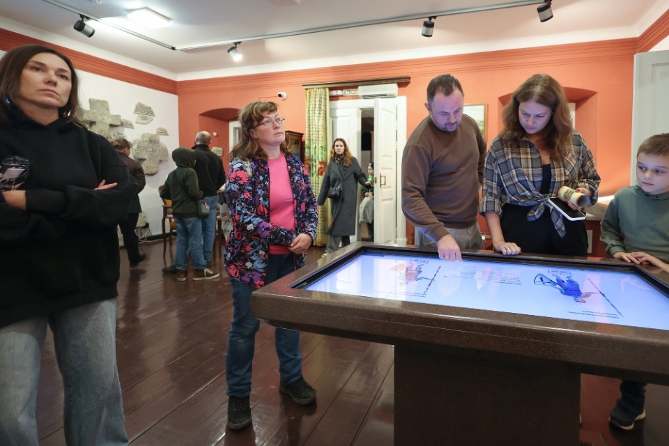 «Тени» Изборска