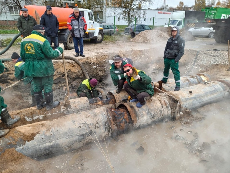 В Пскове оперативно устранили скрытую утеку на магистральной теплотрассе