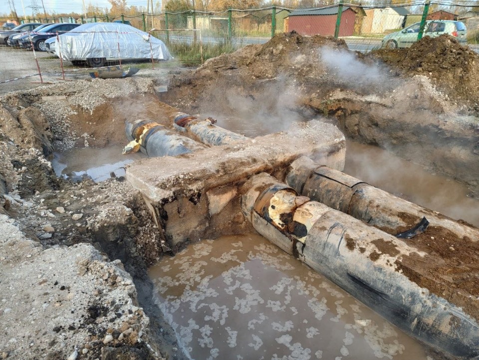 В Пскове оперативно устранили скрытую утеку на магистральной теплотрассе