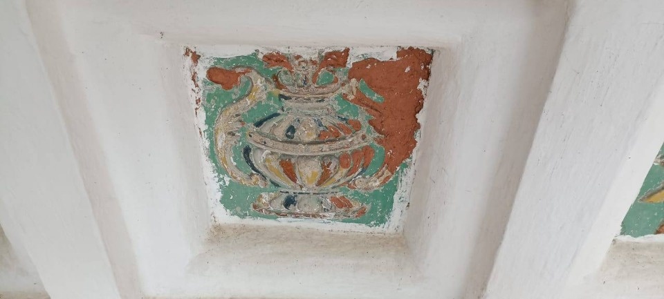 Скрытые контрфорсами керамические изразцы обнаружили при реставрации Троицкого собора Пскова Скрытые контрфорсами керамические изразцы обнаружили при реставрации Троицкого собора Пскова