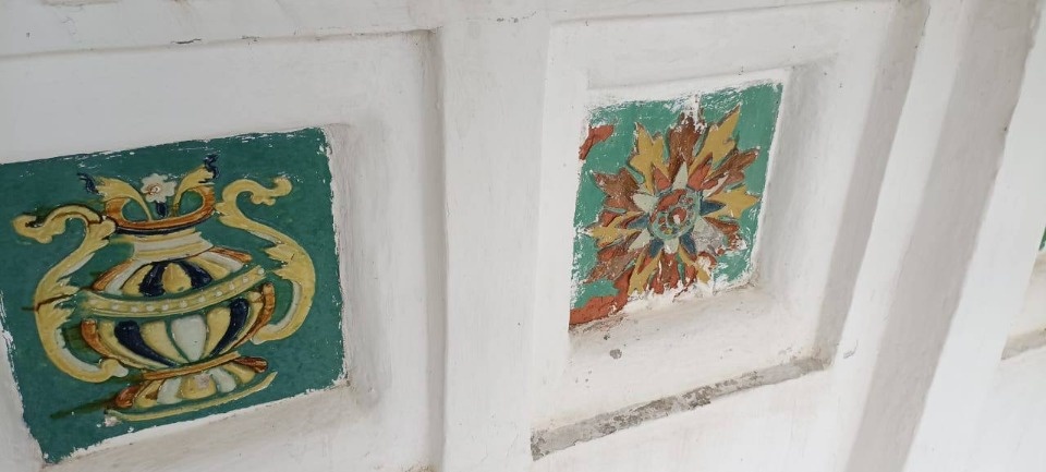 Скрытые контрфорсами керамические изразцы обнаружили при реставрации Троицкого собора Пскова Скрытые контрфорсами керамические изразцы обнаружили при реставрации Троицкого собора Пскова