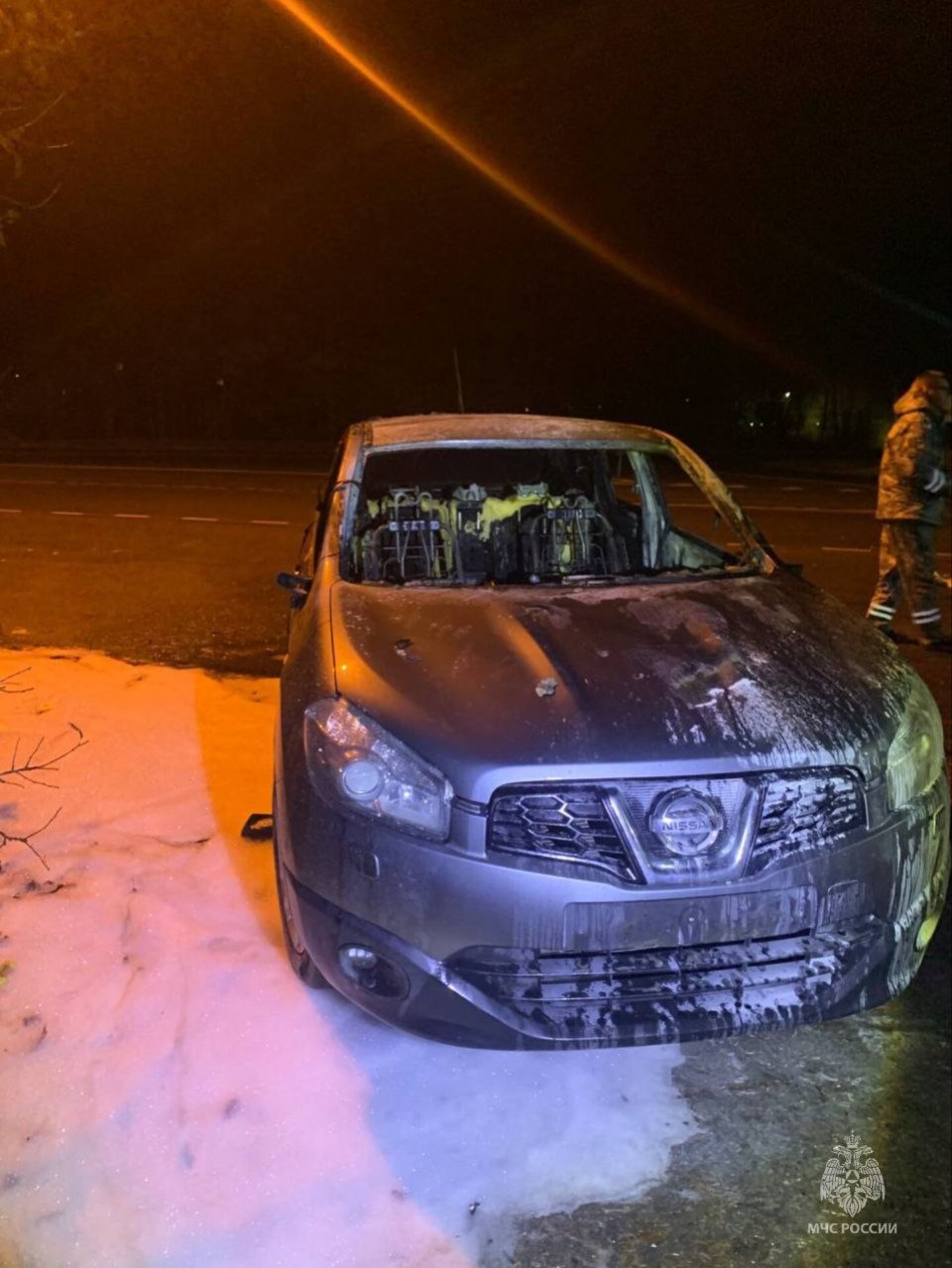 Nissan Qashqai подожгли на Псковском шоссе в Печорах