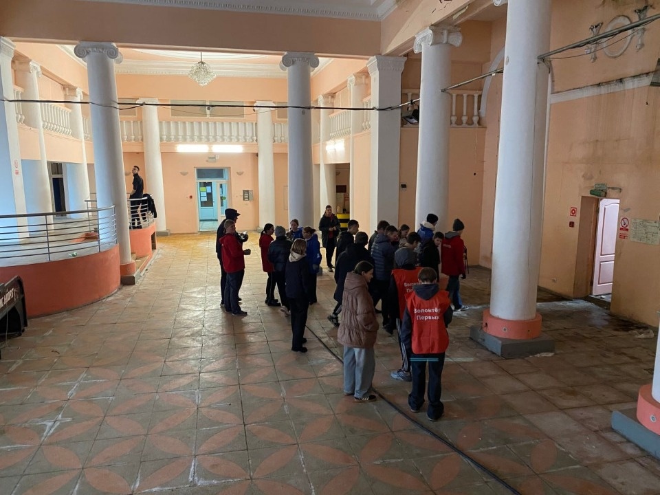 Субботник прошел в здании будущего молодежного центра в Великих Луках Субботник прошел в здании будущего молодежного центра в Великих Луках