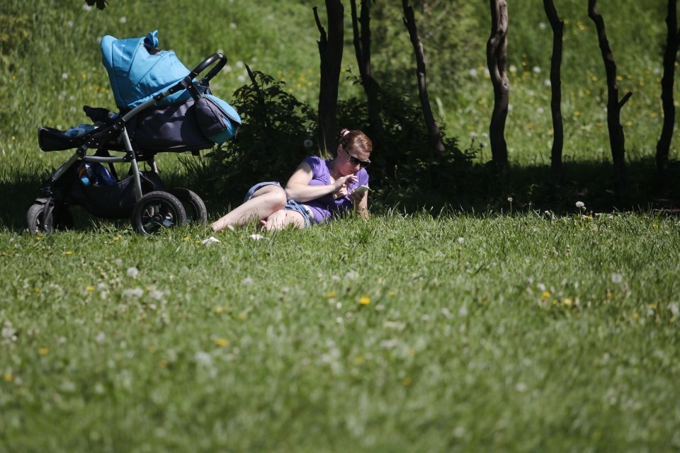 Более 245 млн рублей декретных пособий уже выплатили псковским мамам