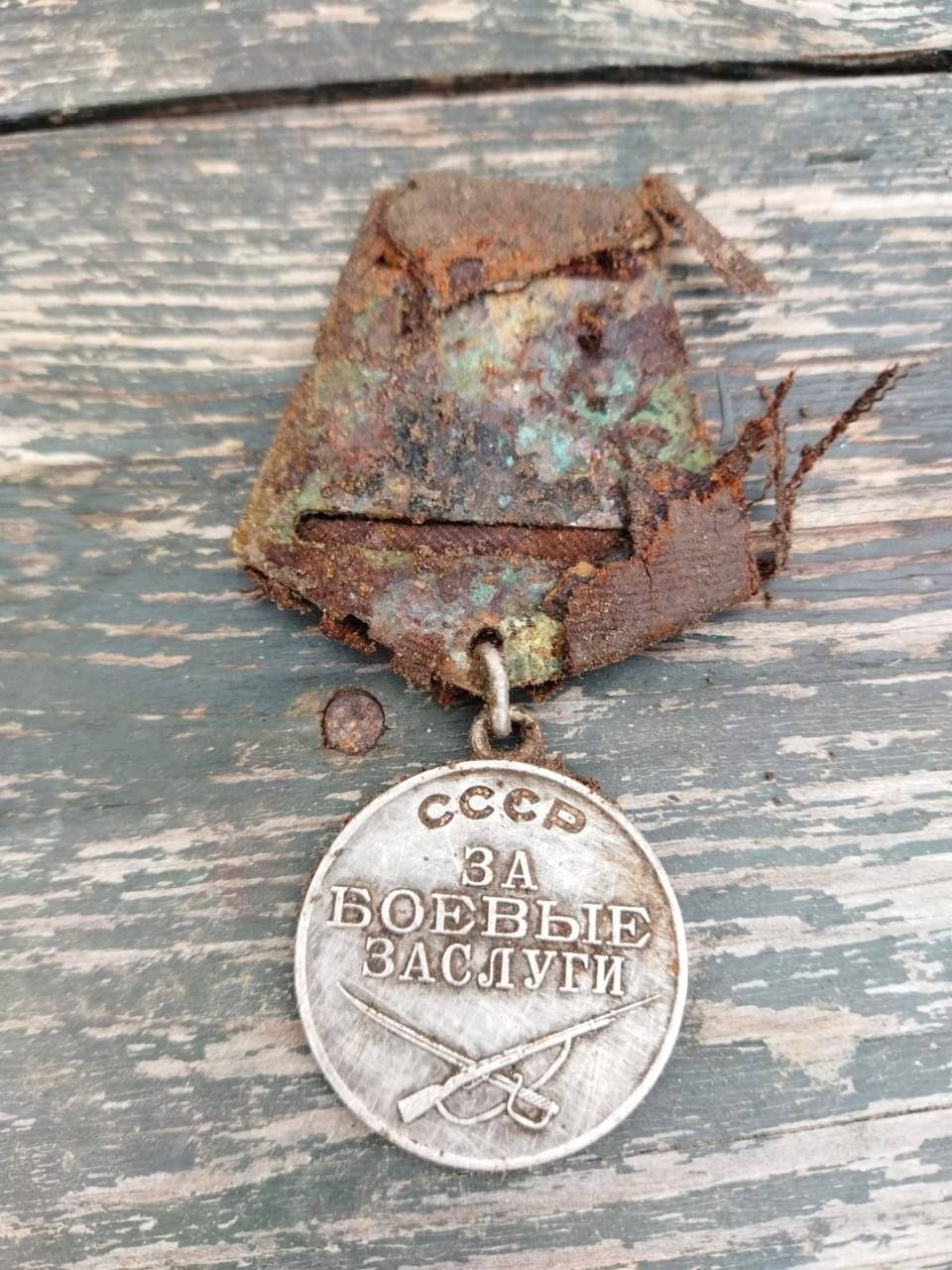 Поисковики ищут потомков героя, медаль которого нашли в Печорах