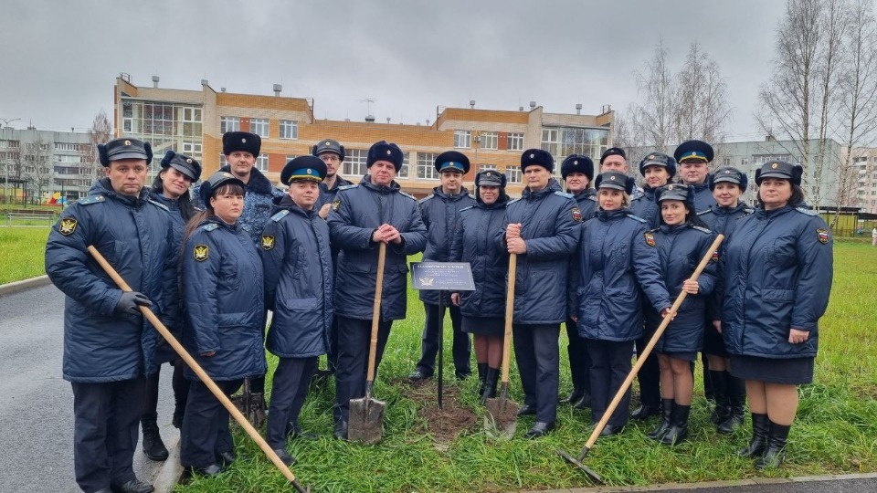 К 160-летию службы псковские судебные приставы заложили памятную аллею