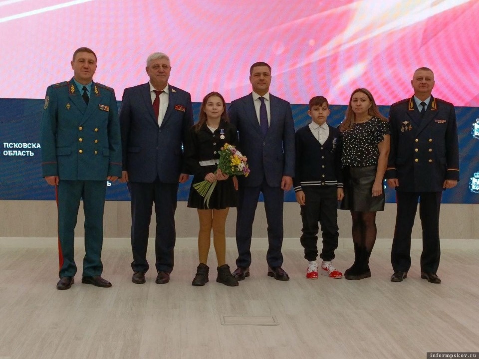 Псковских школьников удостоили медалей «За проявленное мужество»