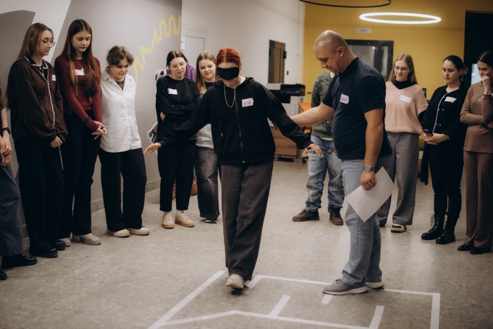 Навыки общения с людьми с инвалидностью отработали участники школы Добро.Университета в Пскове Навыки общения с людьми с инвалидностью отработали участники школы Добро.Университета в Пскове