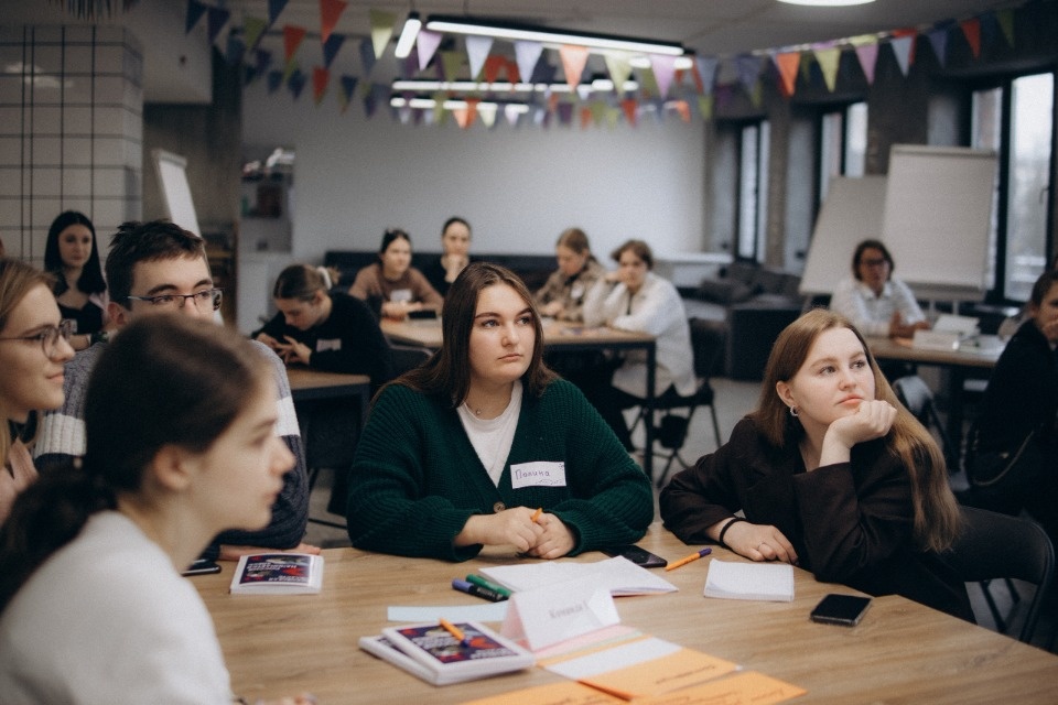 Навыки общения с людьми с инвалидностью отработали участники школы Добро.Университета в Пскове Навыки общения с людьми с инвалидностью отработали участники школы Добро.Университета в Пскове