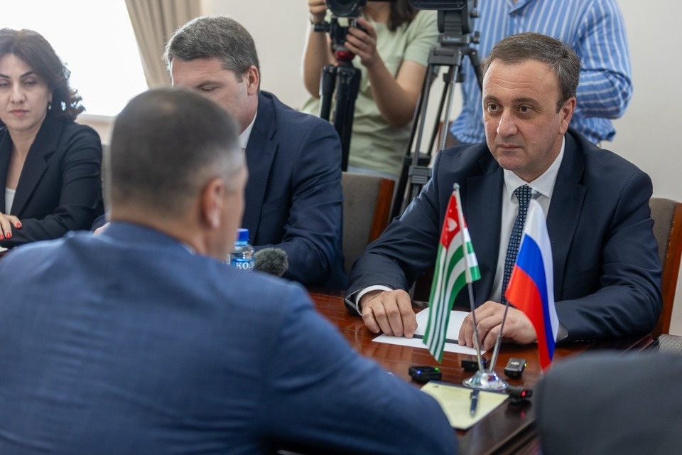 Премьер-министр Абхазии Владимир Делба находится с рабочим визитом в Псковской области