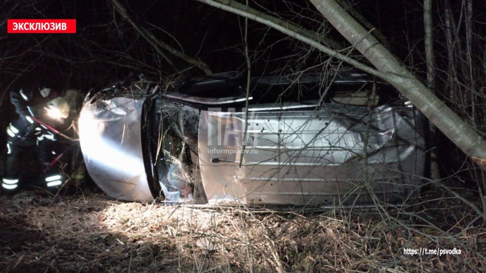 Водителям Lada потребовалась госпитализация после ДТП в Псковской области Водителям Lada потребовалась госпитализация после ДТП в Псковской области