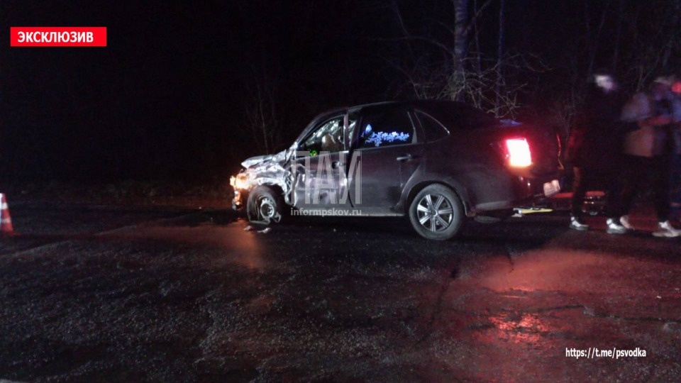 Водителям Lada потребовалась госпитализация после ДТП в Псковской области Водителям Lada потребовалась госпитализация после ДТП в Псковской области